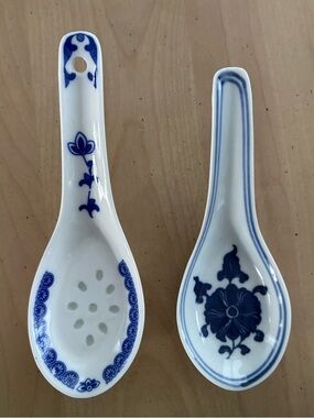 2 Blue & White Asian Soup Spoons Pre-owned. Excellent Cond.  See Pics For Detail